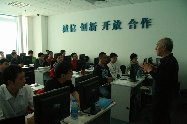 何老師給華清遠見教育科技集團學員做專題講座