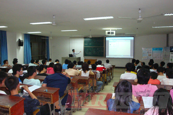武漢華嵌中心走進武漢工程大學-李老師