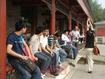 華清遠見教育科技集團院長季老師為開學典禮致辭