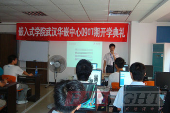 華清遠見武漢華嵌中心負責人李老師為開學典禮致辭