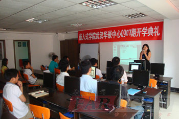 華清遠見武漢華嵌中心就業指導胡老師對就業服務進行詳細介紹