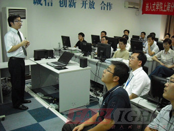 上海中心負責人趙老師介紹中心情況