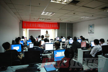 華清遠見教育科技集團副院長賈老師負責此次開學典禮的主持