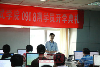 教學總監劉老師對課程體系設置進行詳細介紹