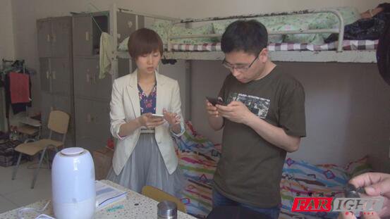 宿舍長小韓同學認真記下宿舍樓管理員的電話以備不時之需~