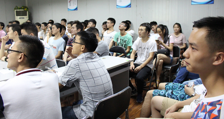 成都中心 好專注啊!