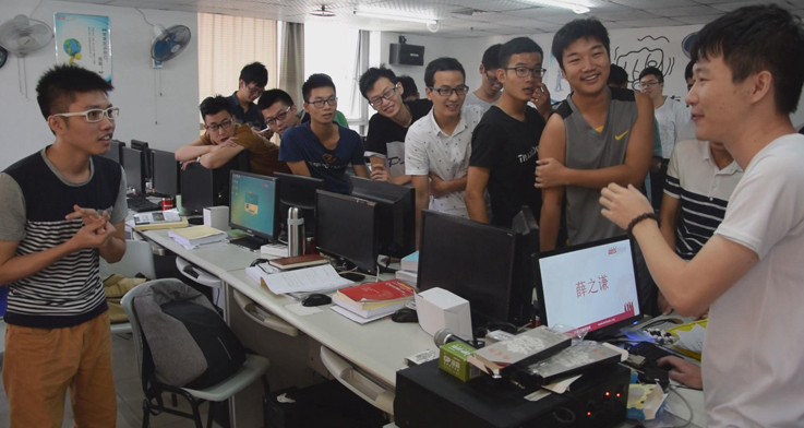 深圳中心 三個字!唱丑八怪的那個歌手~