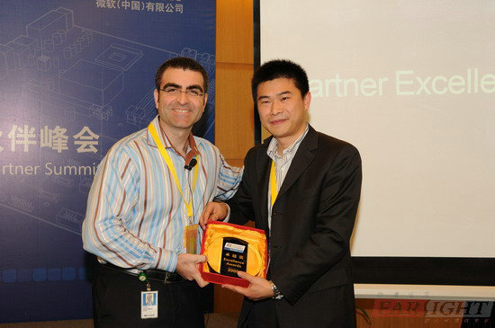 微軟全球嵌入式市場總監Olivier Fontana給華清遠見頒獎